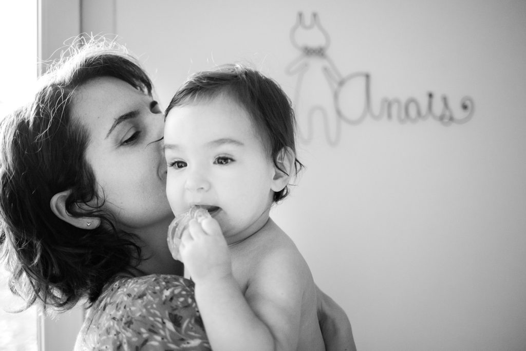 Maman embrassant sa fille en noir et blanc