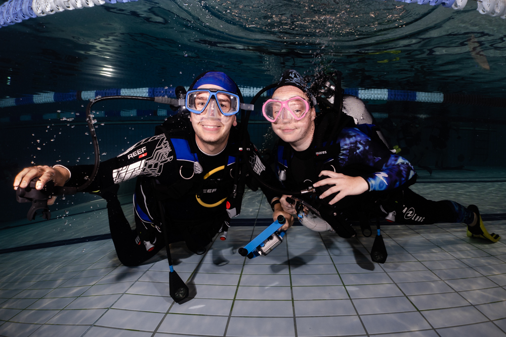 Un couple de plongeur se fait photographier dans une piscine à Nancy.
